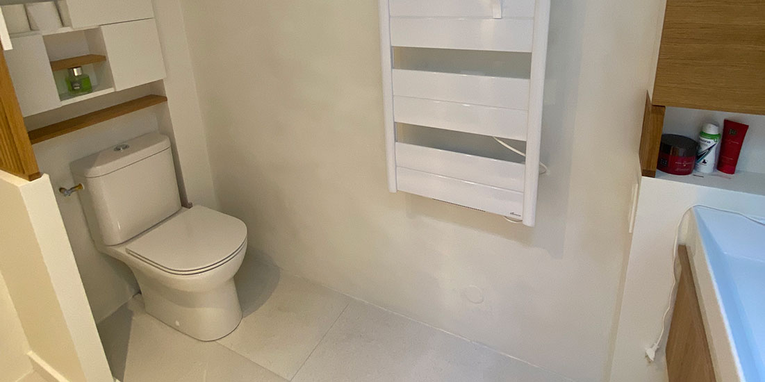 Projet à la flotte en re rénovation des mur en béton ciré et mise en peinture plafond et poutres